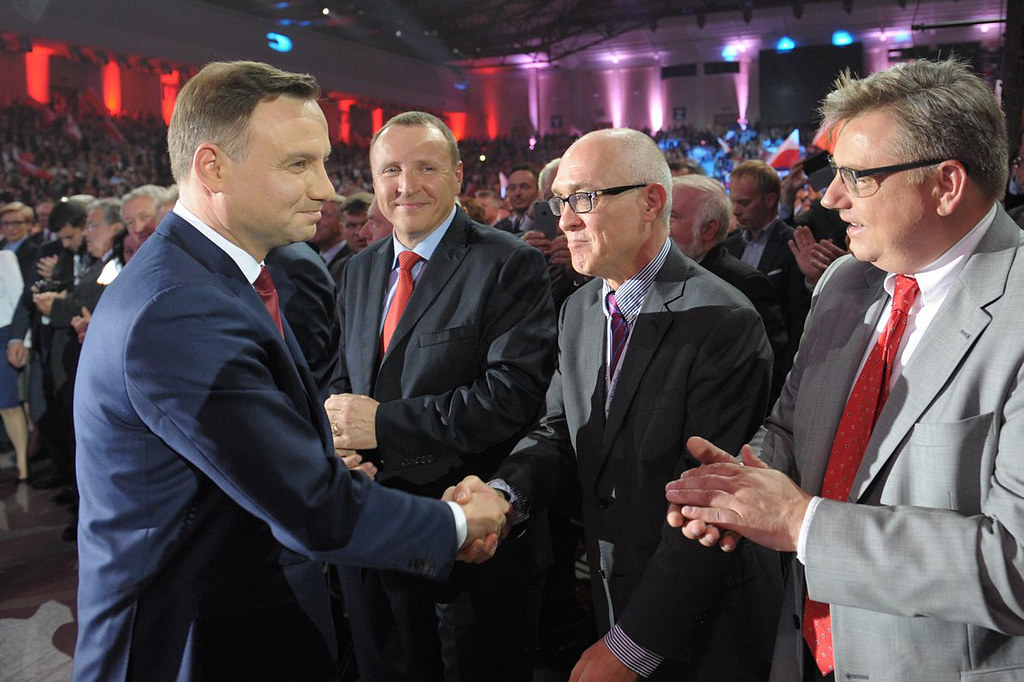 Paski z „Wiadomości” wreszcie się na coś przydały. Piosenka na ich bazie to hit internetu! [WIDEO]