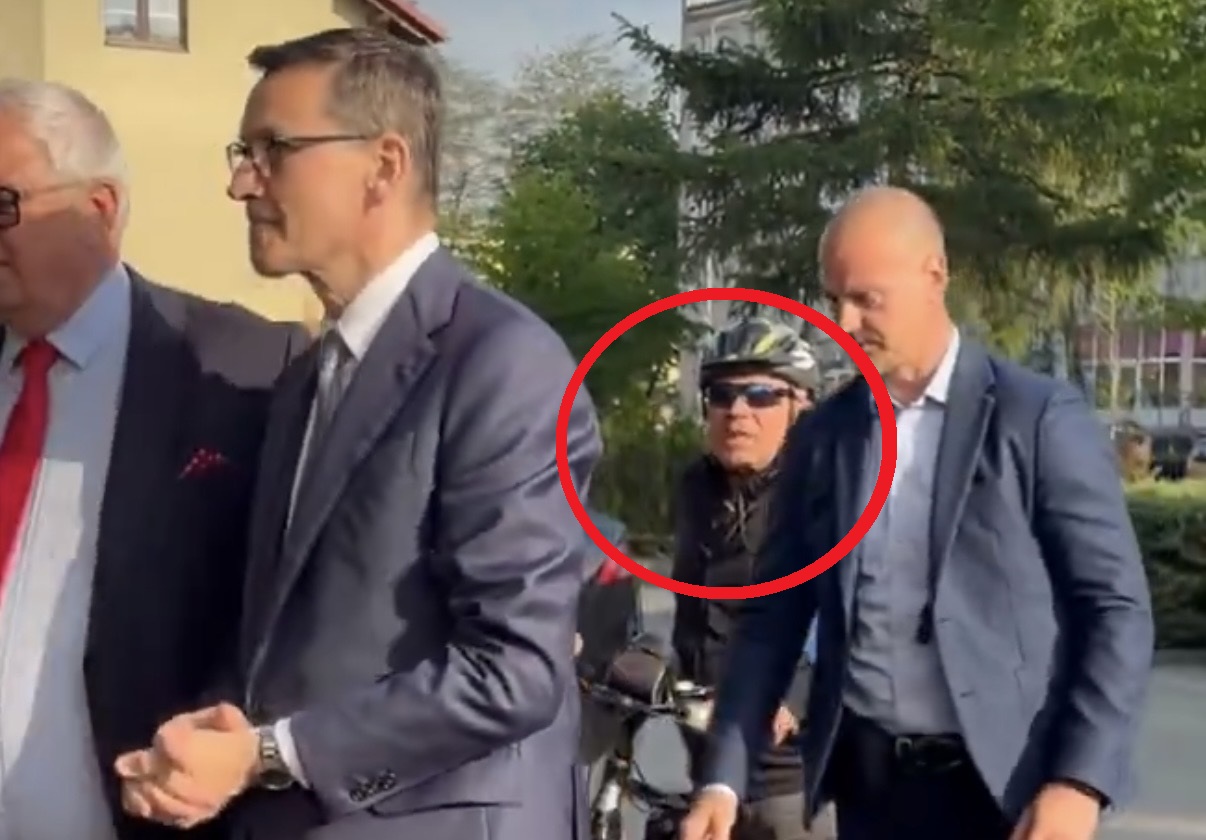 Senior z rowerem podbija sieć! Zobaczył Morawieckiego i…. „Cześć złodziejaszku”[WIDEO]